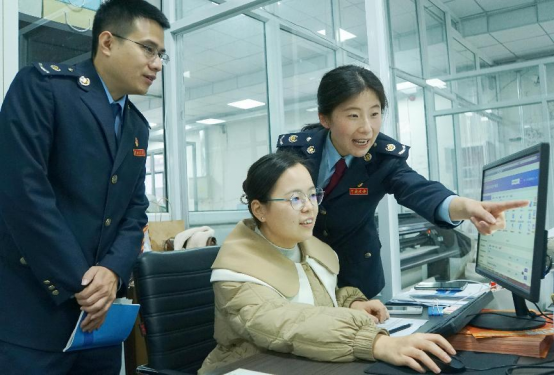 ����˰�񣺾۽������ŷ��񴺷绯������չ